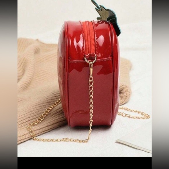 NEW STRAWBERRY SHAPED CROSSBODY 7” x 7” REMOVABLE STRAP!! - Picture 7 of 8